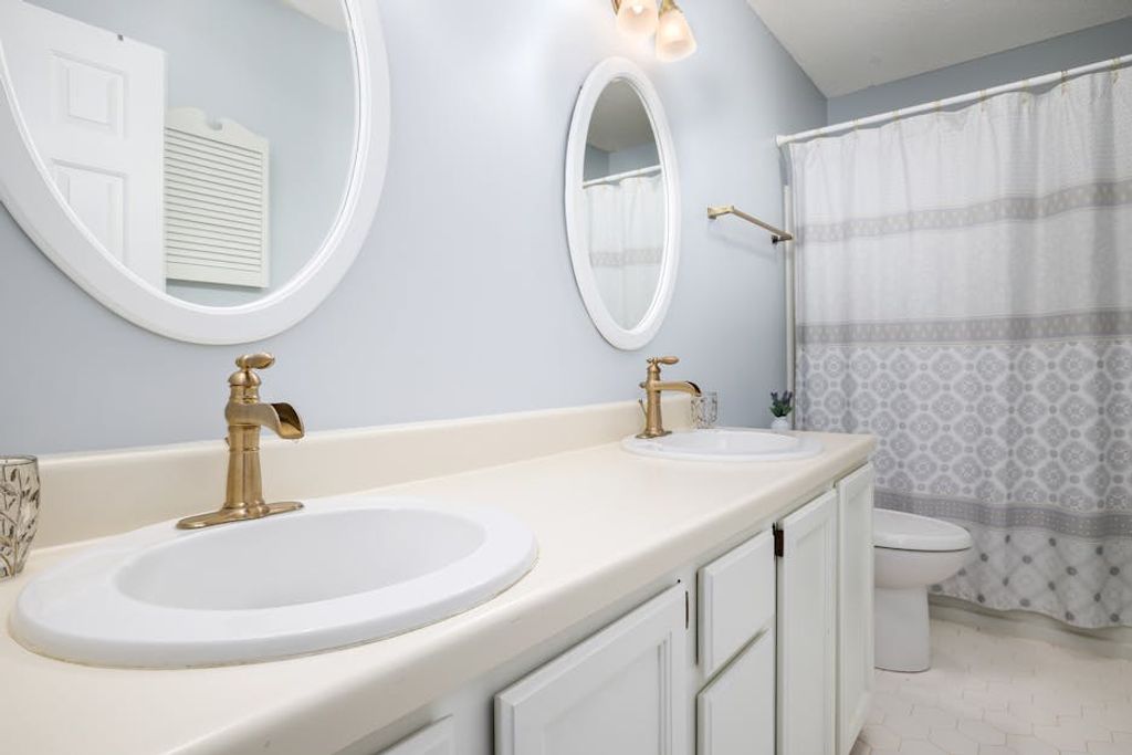 Curtis Adams באתר PEXELS corian bathroom sink